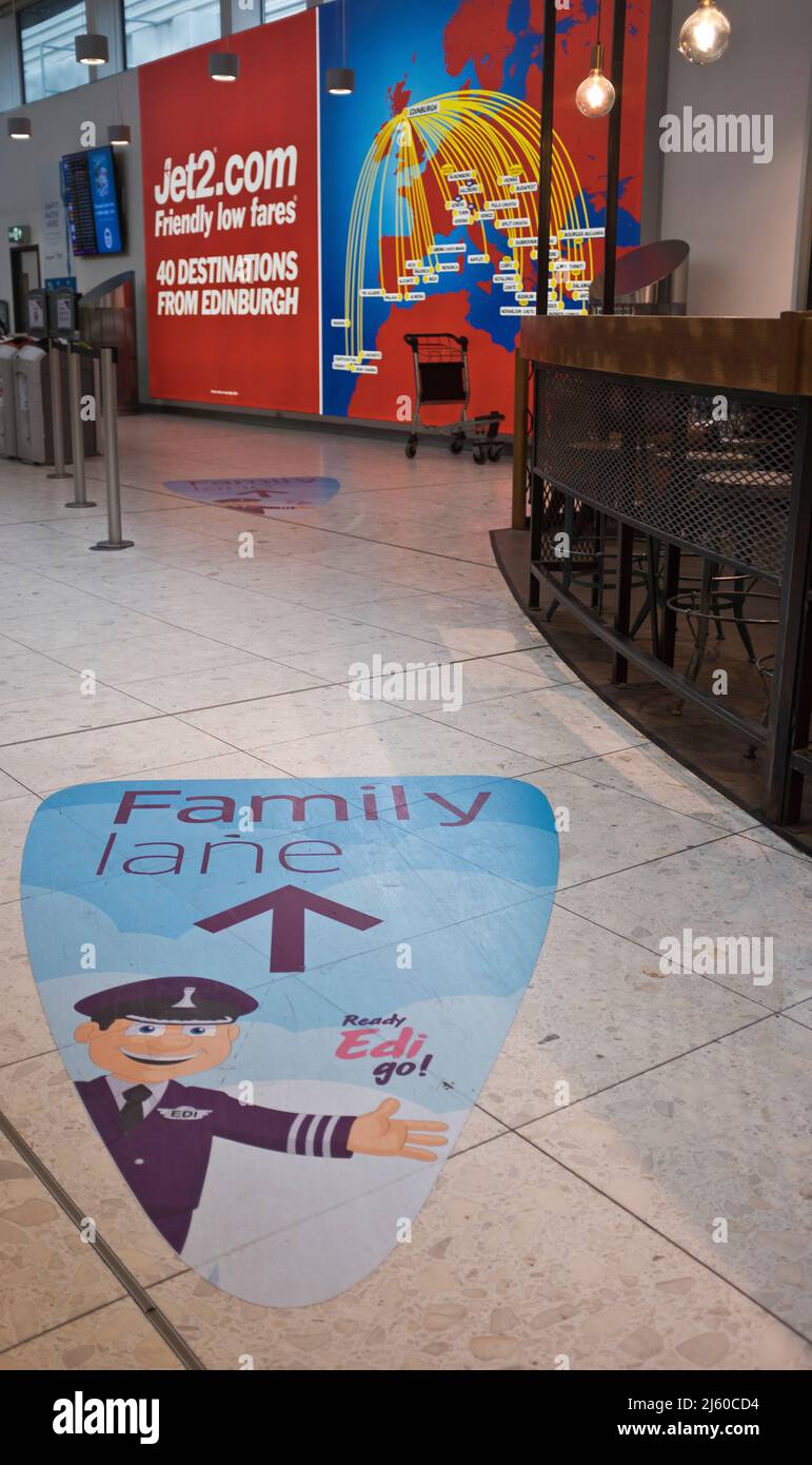 dh Family Lane EDINBURGH AIRPORT SCOTLAND Bambini friendly sicurezza check queue aeroporti interni Foto Stock