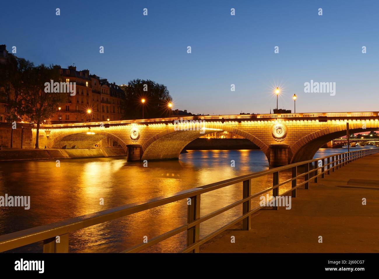 il pont Louis Philippe è un ponte sul fiume Senna. Si trova nel 4th distretto di Parigi, collega il quai de Bourbon sull'Ile Saint Lou Foto Stock