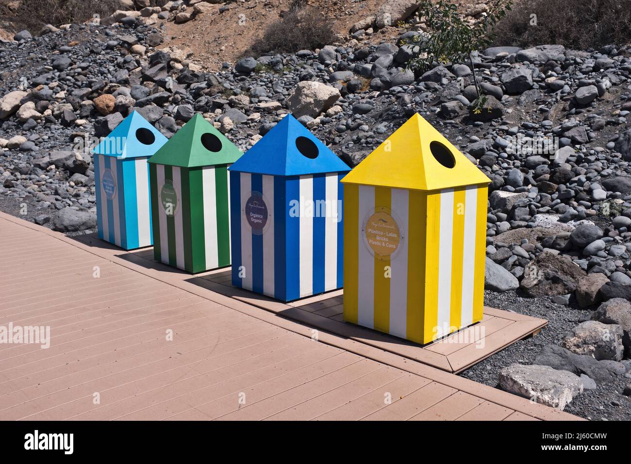 dh Recycling Bins COSTA ADEJE TENERIFE spazzatura fila rifiuti riciclabili spiaggia Foto Stock