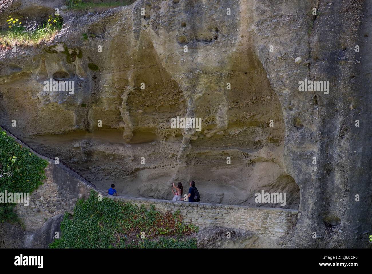 Le persone che salendo le scale tagliano in una roccia a Mtemorfosis Sotiros Monastero Meteora , Grecia Foto Stock