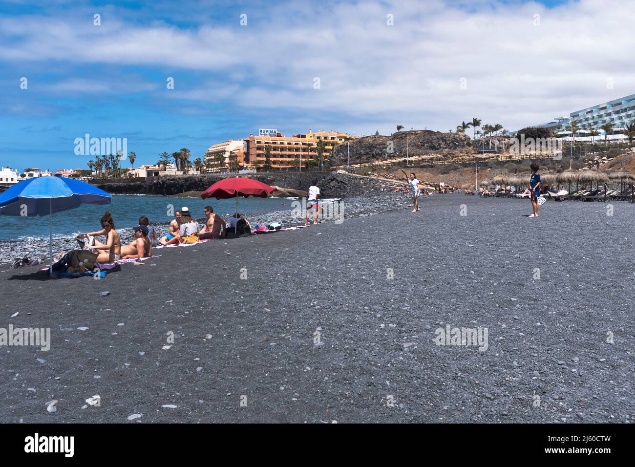 dh la Caleta COSTA ADEJE TENERIFE Bambini che giocano sulla spiaggia famiglia Playa De la Enramada gente di sabbia nera Foto Stock