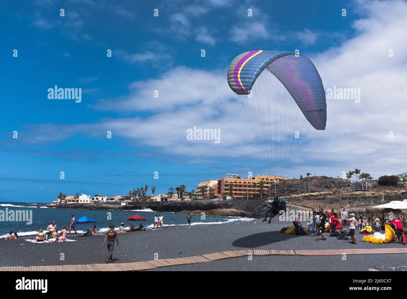 dh la Caleta COSTA ADEJE TENERIFE Parapendio Playa De la Enramada spiagge sabbia nera spiaggia costa sud parapendio turisti tandem Foto Stock