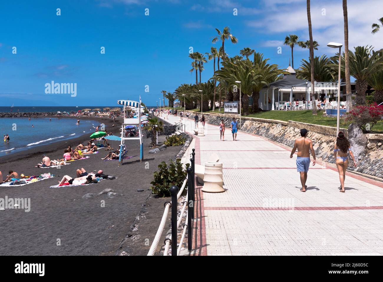 dh Playa del Duque COSTA ADEJE TENERIFE turisti a piedi promenade Costa prome Foto Stock