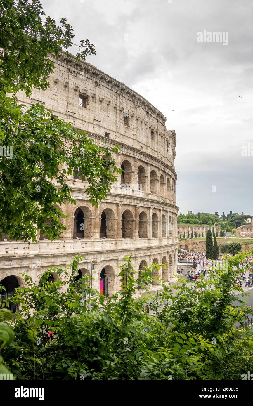 Colosseo Romano al giorno sotto il cielo nuvoloso a Roma, Italia 02 Foto Stock