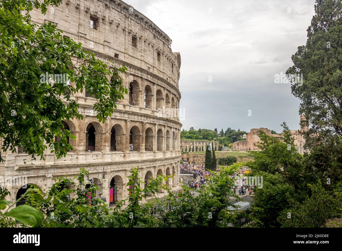 Colosseo Romano al giorno sotto il cielo nuvoloso a Roma, Italia 01 Foto Stock
