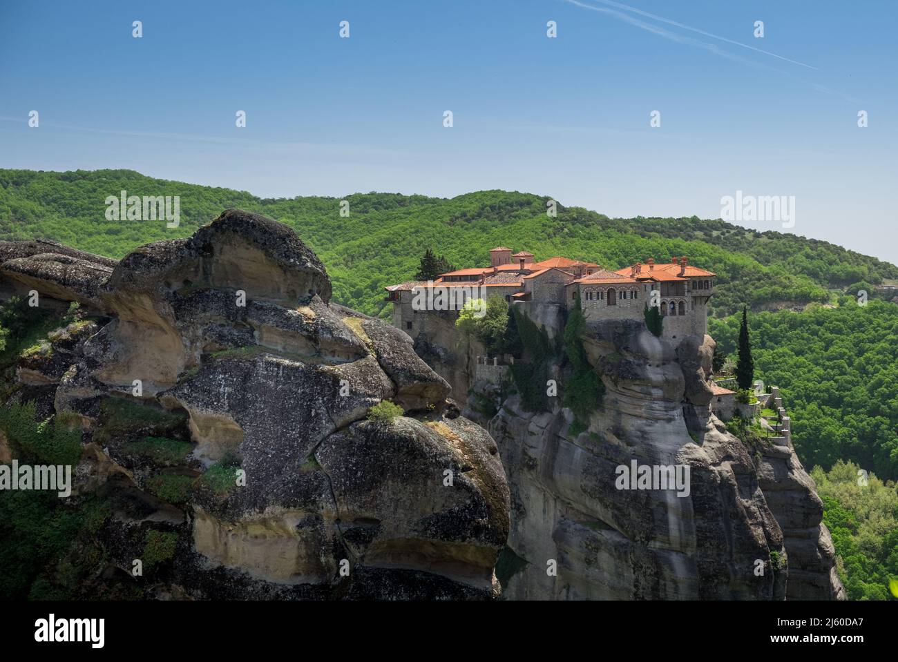 Paesaggio dei monasteri greco-ortodossi sulla cima di rocce ripide Foto Stock