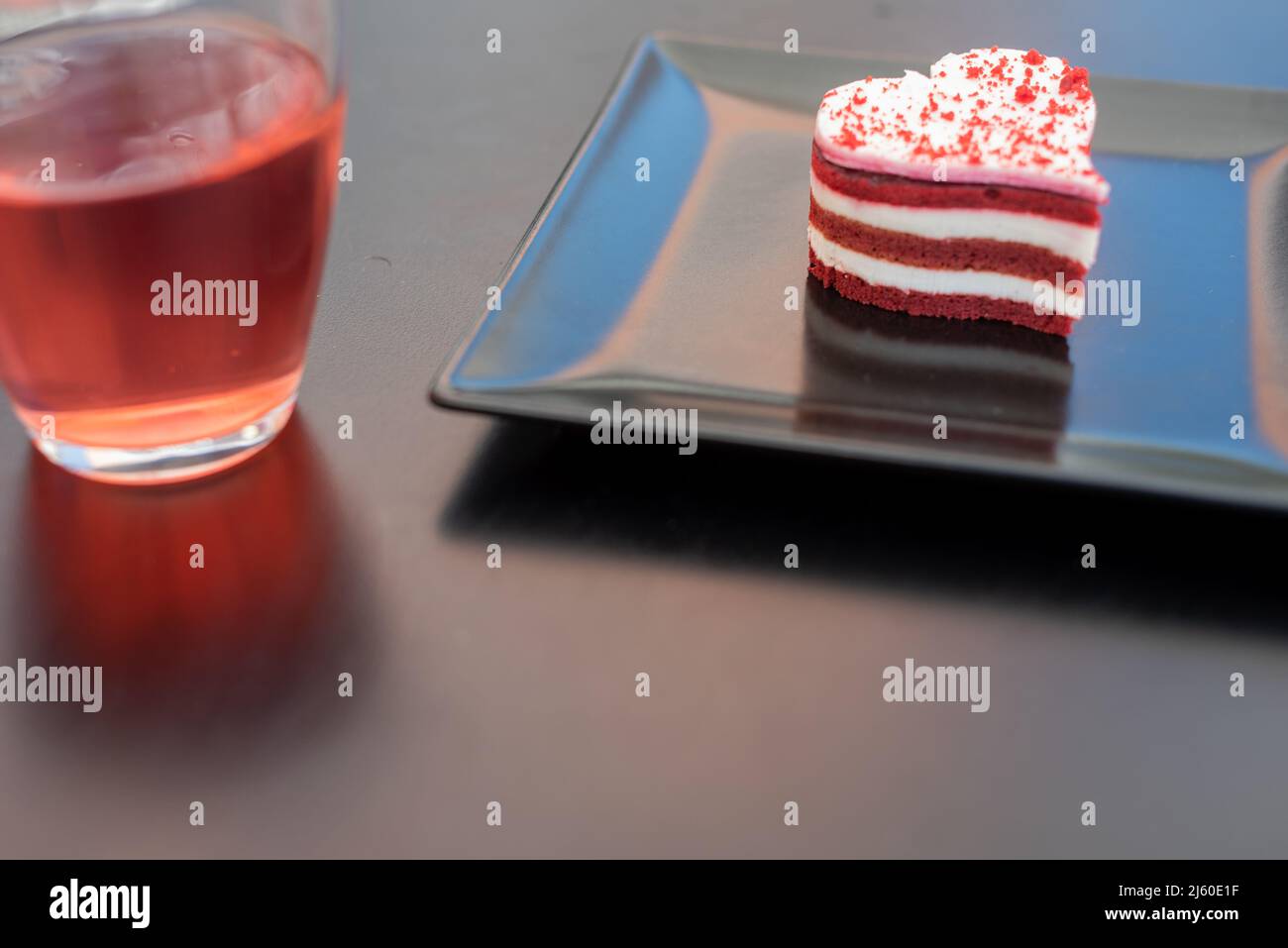 Torta di velluto rosso con tè e caffè nella terrazza di un bar urbano Foto Stock