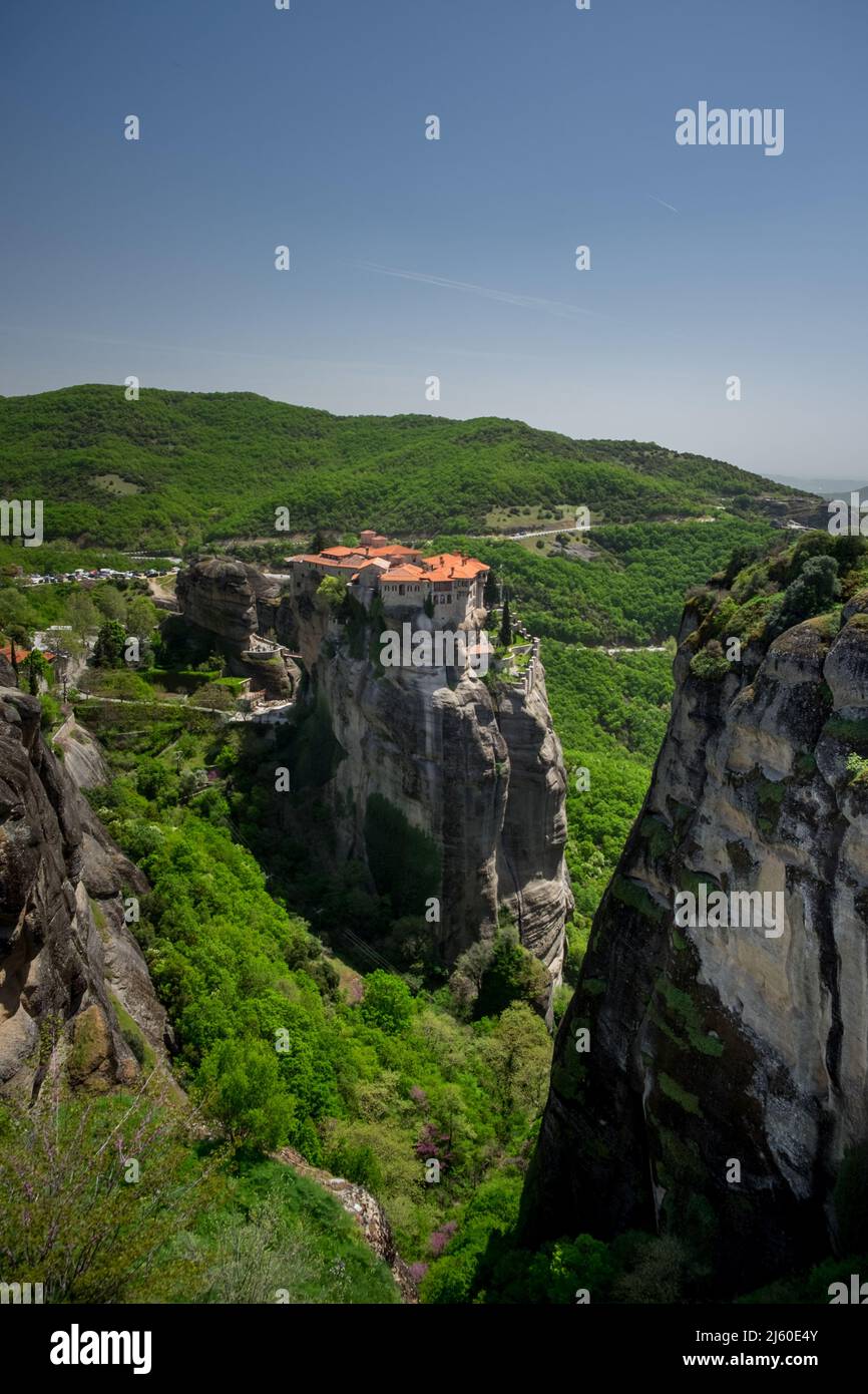 Paesaggio dei monasteri greco-ortodossi sulla cima di rocce ripide Foto Stock