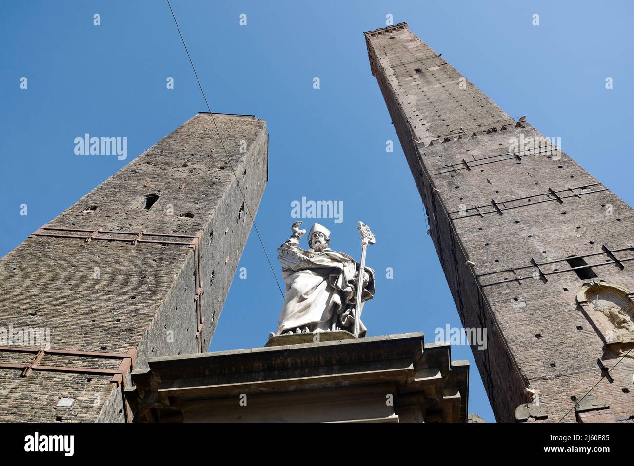 Le due Torri e la statua di San Petronio (San Petronio), Bologna, Emilia-Romagna, Italia settentrionale, aprile 2022 Foto Stock