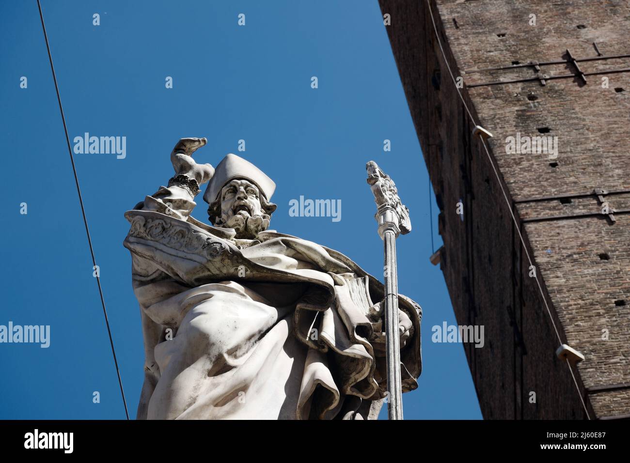 Le due Torri e la statua di San Petronio (San Petronio), Bologna, Emilia-Romagna, Italia settentrionale, aprile 2022 Foto Stock