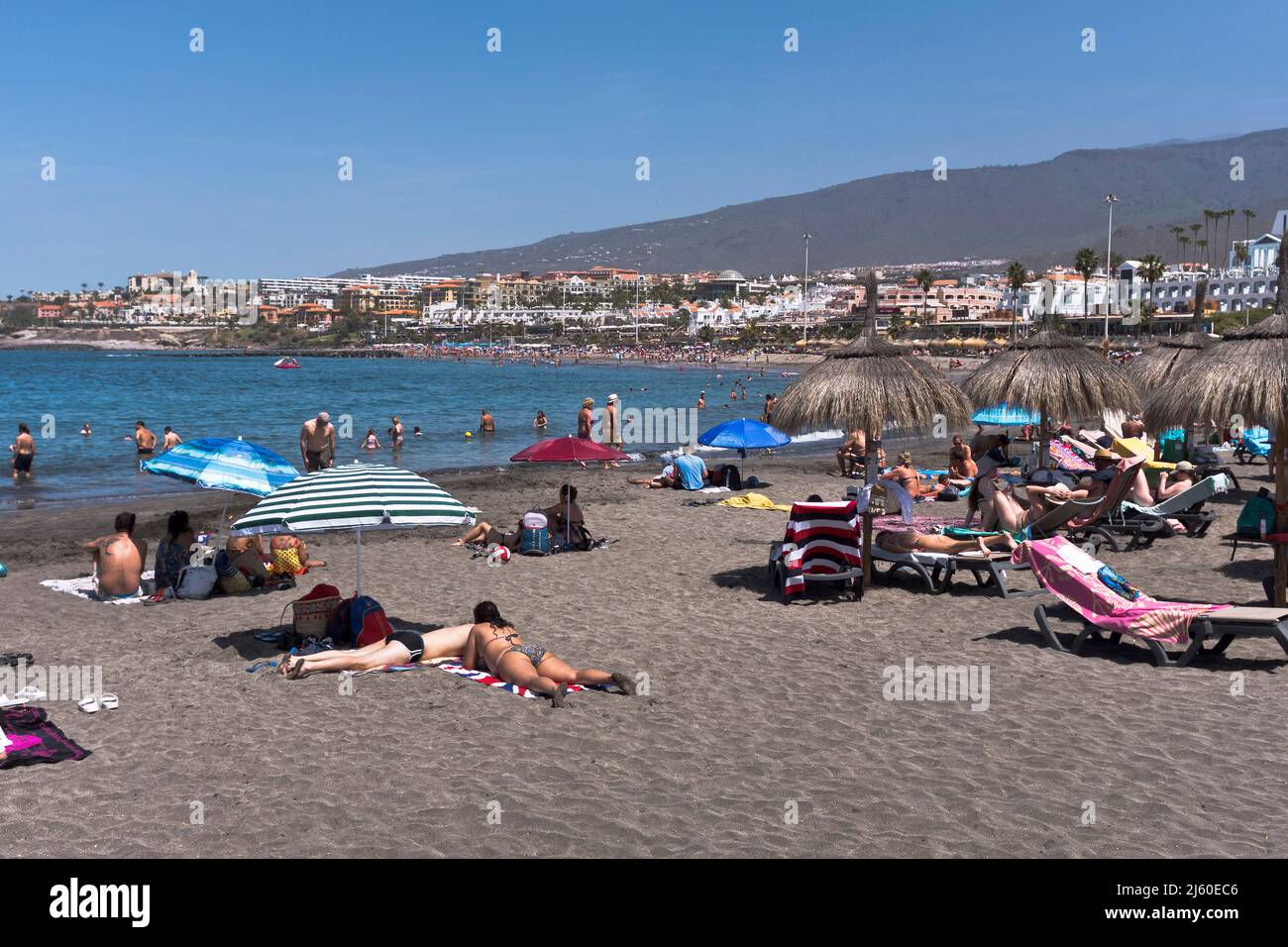 dh Playa de Fanabe COSTA ADEJE TENERIFE Vacanze turistiche spiaggia persone costa sud spiagge villeggianti cielo blu Foto Stock