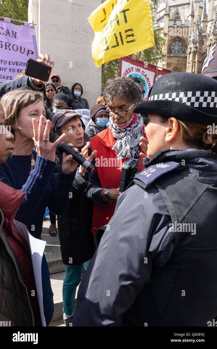 Londra, Inghilterra, Regno Unito 26 aprile 2022 tutti i africani Women's Group e Women of Color protestano contro le nazionalità e i confini Bill presso la House of Lords. La protesta è stata chiusa con la forza e le donne minacciate di arresto a causa dell'uso di un microfono e di un oratore attraverso cui le donne stavano dando discorsi. Foto Stock