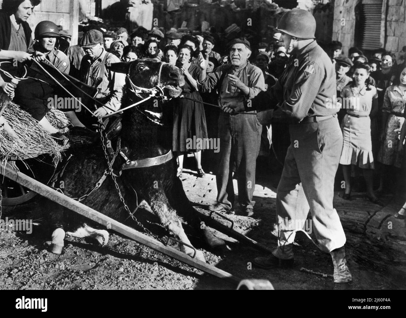 John Hodiak, in set del film, 'A Bell for Adano', 20th Century-Fox, 1945 Foto Stock