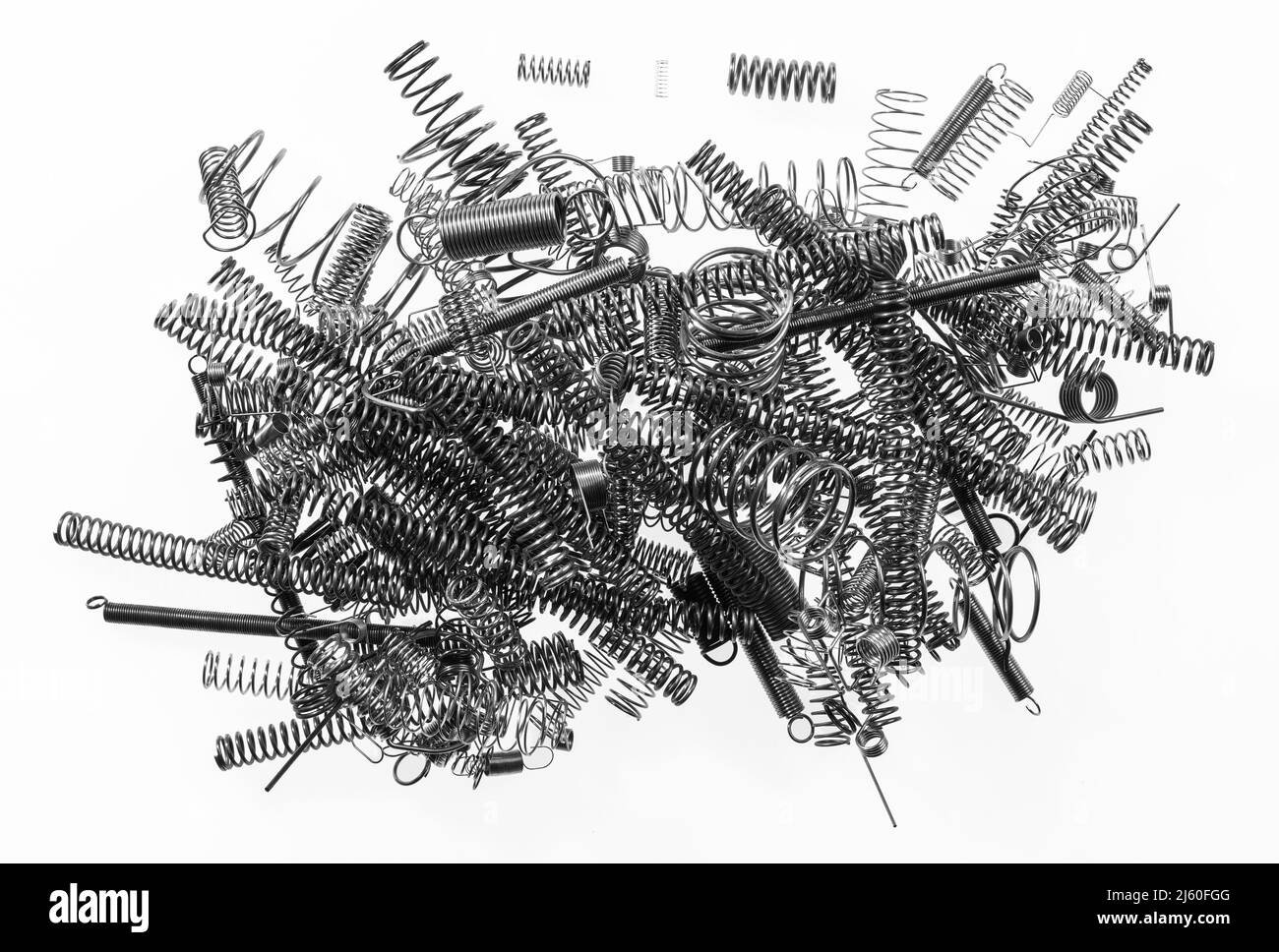 Pila di molle a spirale flessibili in metallo. Abstract jumble di molti dispositivi meccanici in acciaio a compressione, tensione o torsione per immagazzinare energia. Foto Stock