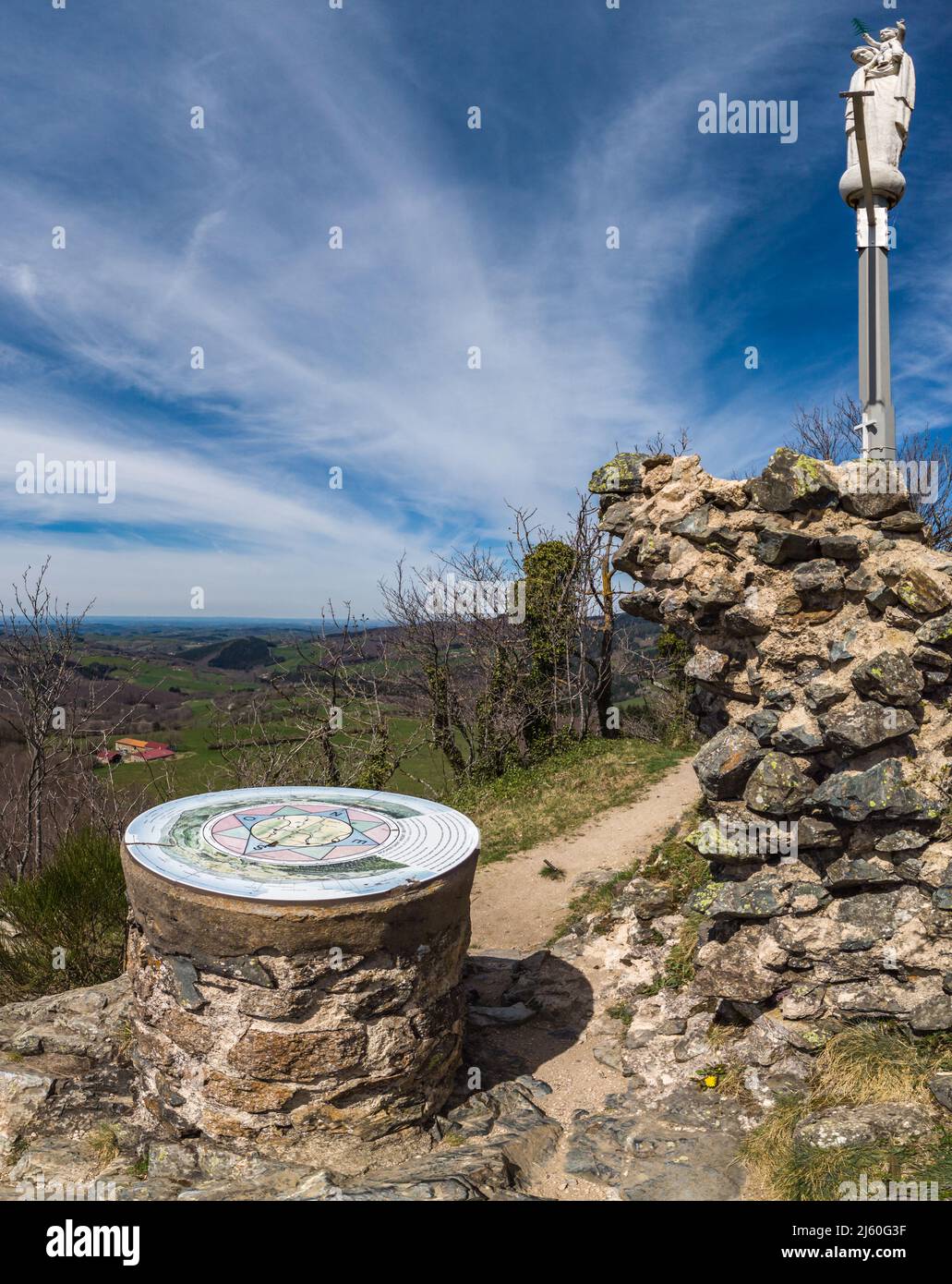 Vue panoramique depuis le rocher Saint Vincent sur la montagne bourbonnaise Foto Stock