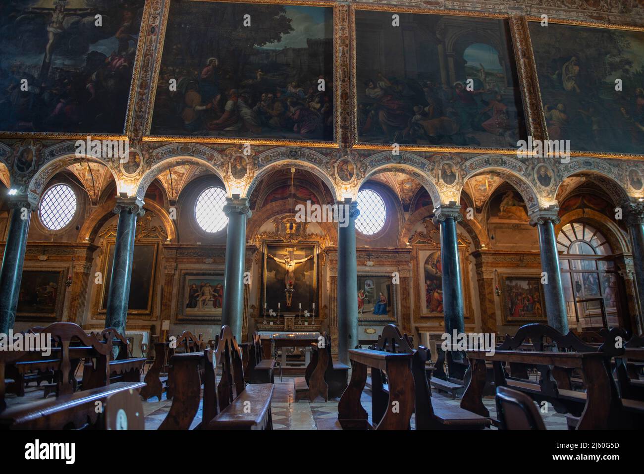 Perugia Italia Aprile 2022: La Basilica di San di Perugia rimane la chiesa più ricca della città, che ospita la più grande collezione d'arte di Perugia Foto Stock