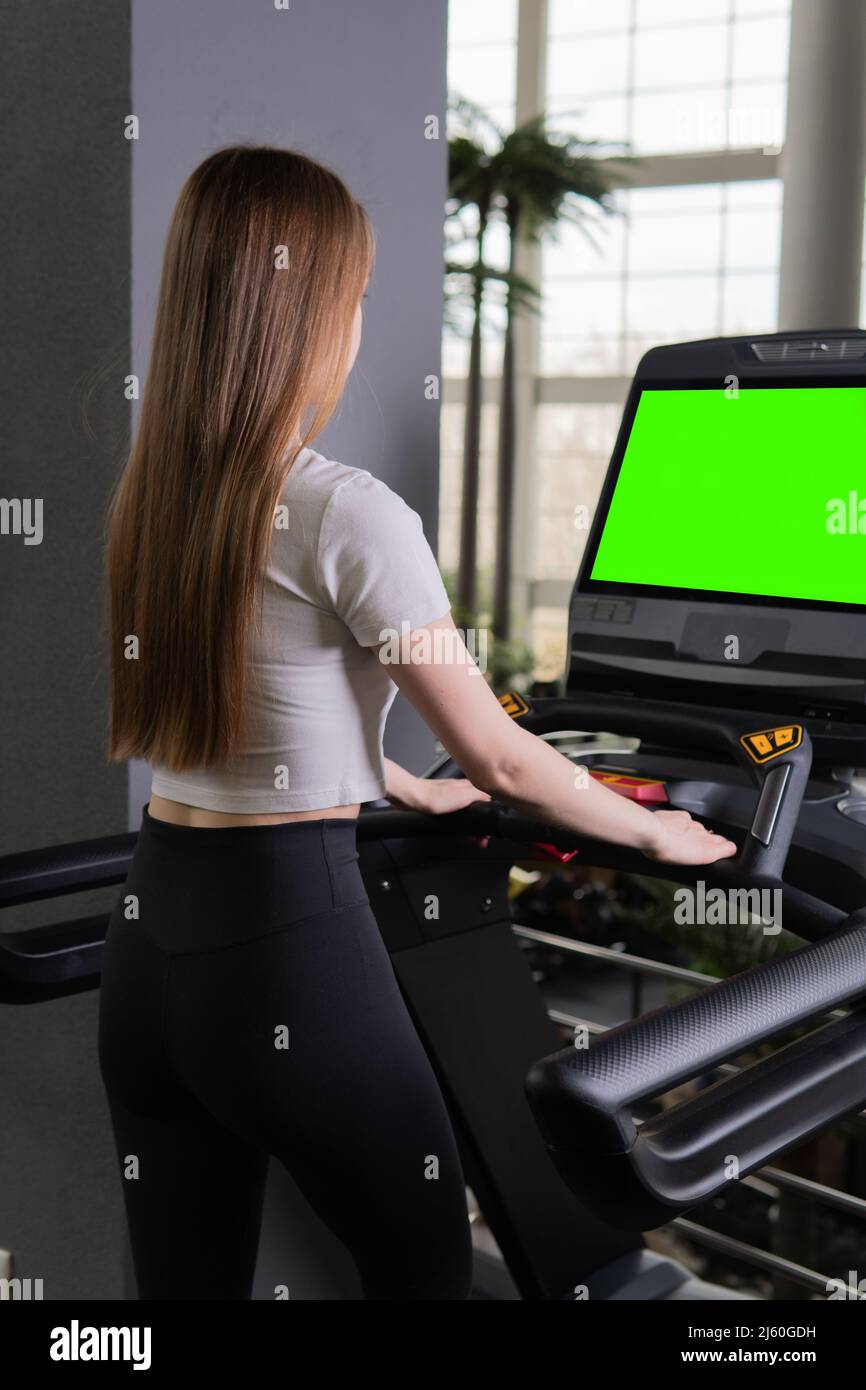 Lunghezza tapis roulant donna giovane profilo interno pieno attivo persone, per fitness attraente in salute per l'allenamento palestra, muscoli belli. White Care sottile Foto Stock Lunghezza tapis roulant donna giovane profilo interno pieno attivo persone, per fitness attraente in salute per l'allenamento palestra, muscoli belli. White Care sottile Foto Stock