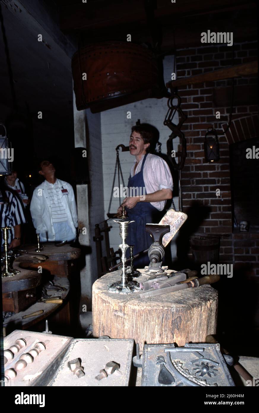 Williamsburg, Virginia. USA 9/1987. Maestro argentiere del Colonial Williamsburg. Servizio d'argento artigianale, emblemi, fibbie e servizio al tavolo. Foto Stock