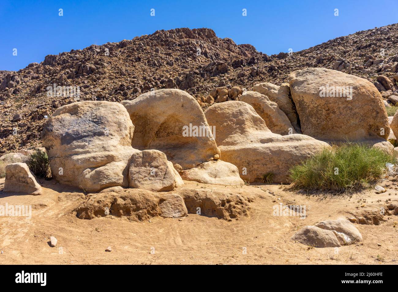 Gruppo di grandi massi su una collina nel deserto di Mojave in California Foto Stock