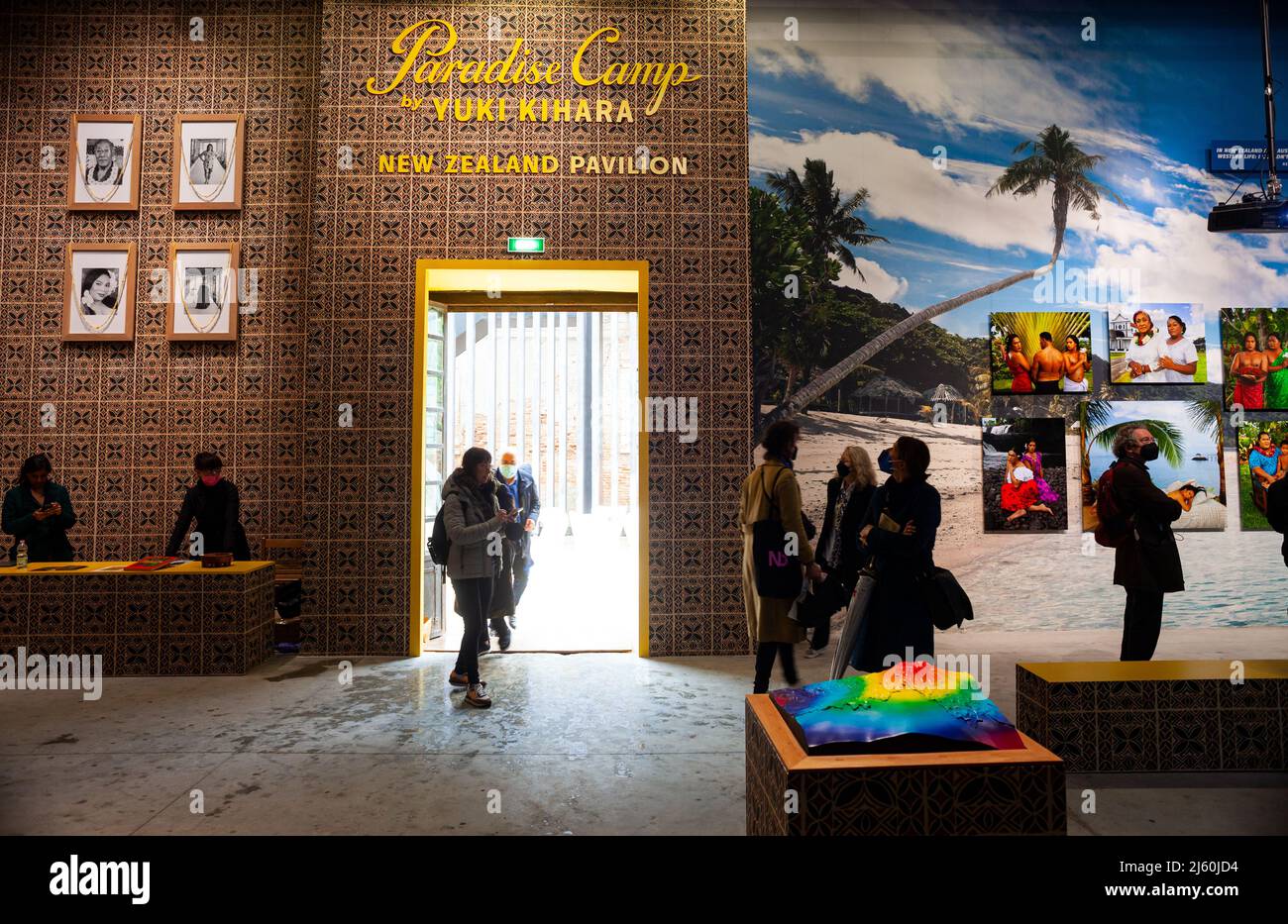 Venezia, Italia - Aprile 20: Installazione di Yuki Kihara dal titolo Paradise Camp. Nuovo Padiglione Zeland alla Mostra Internazionale d'Arte 59th di Venezia bie Foto Stock