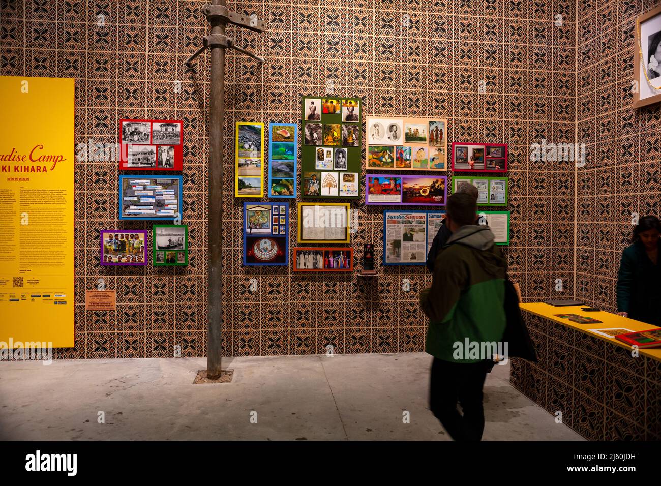 Venezia, Italia - Aprile 20: Installazione di Yuki Kihara dal titolo Paradise Camp. Nuovo Padiglione Zeland alla Mostra Internazionale d'Arte 59th di Venezia bie Foto Stock