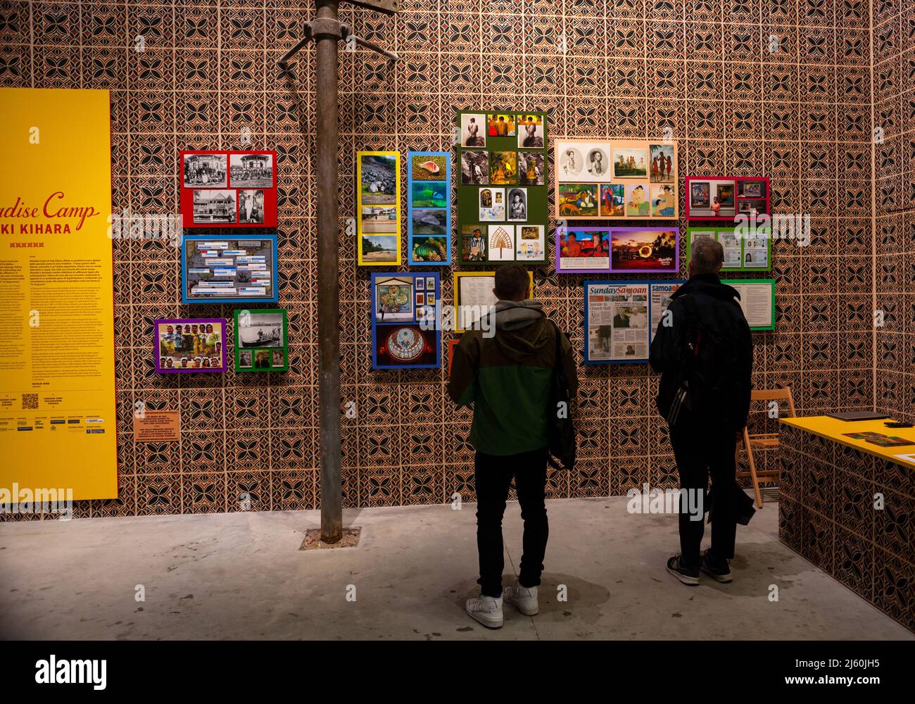 Venezia, Italia - Aprile 20: Installazione di Yuki Kihara dal titolo Paradise Camp. Nuovo Padiglione Zeland alla Mostra Internazionale d'Arte 59th di Venezia bie Foto Stock