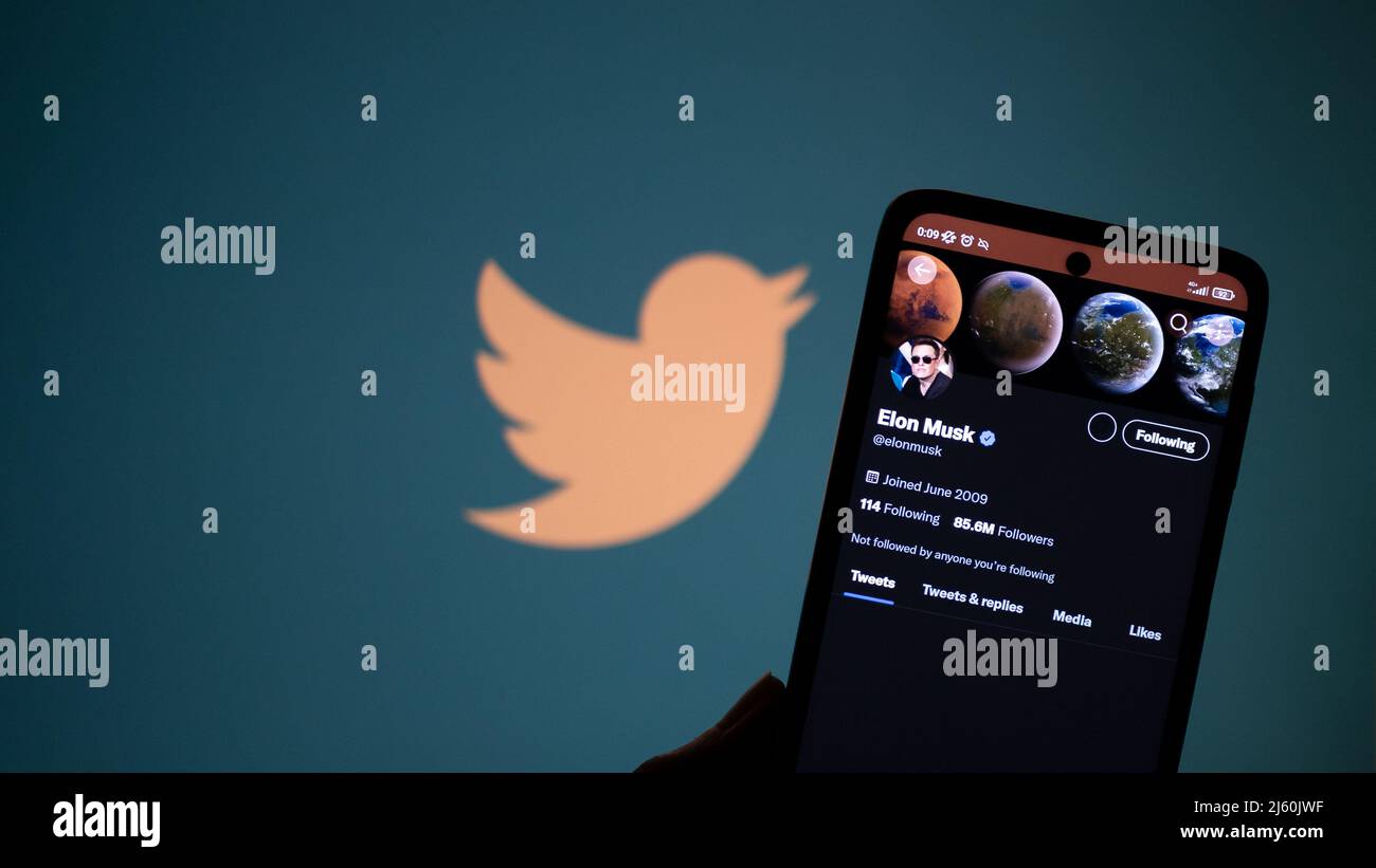 Slovenia, Lubiana 2022 Aprile 27: Elon Musk Twitter profilo sullo schermo. Foto Stock
