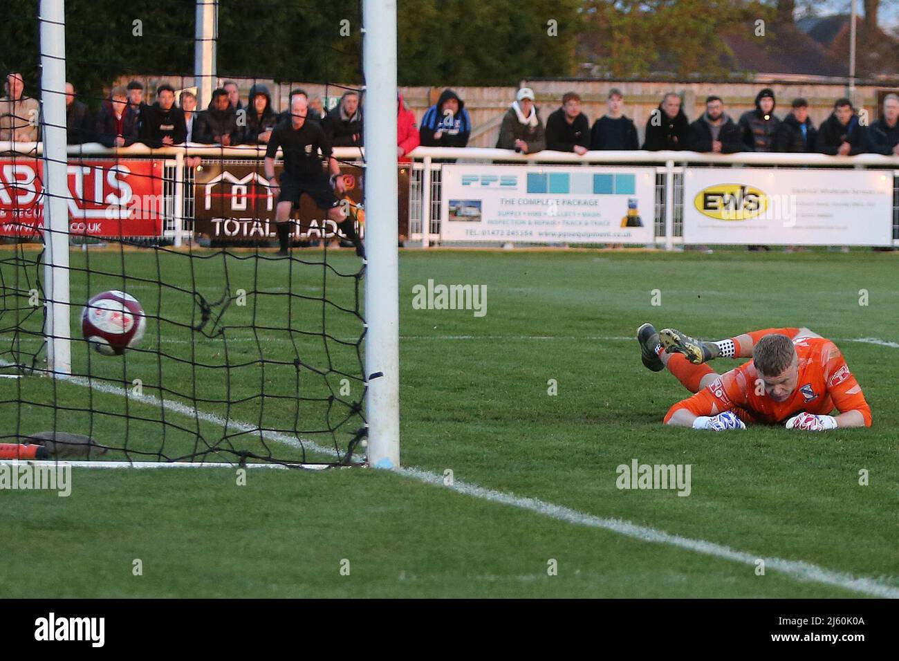GRIMSBY, REGNO UNITO. APRILE 26th leethorpes custode è battuto per una seconda volta durante la partita della Northern Premier League (Est) tra Cleethorpes Town e Stockton Town al Linden Club di Grimsby Martedì 26th aprile 2022. (Credit: Harry Cook | MI News) Credit: MI News & Sport /Alamy Live News Foto Stock
