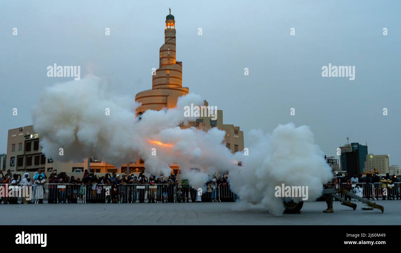 Doha,Qatar- Aprile 04,2022 : molte persone guardano lo storico cannone Iftar sparare durante il ramadan. Foto Stock