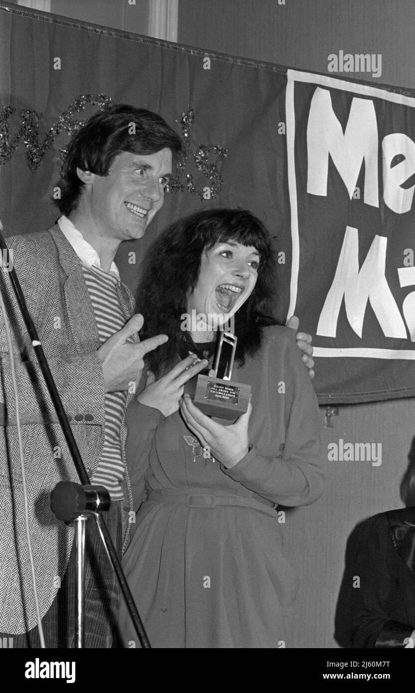 Michael Palin presenta un premio a Kate Bush in una cerimonia di Melody Maker poll Awards a Londra, Inghilterra, nel 1979. Foto Stock
