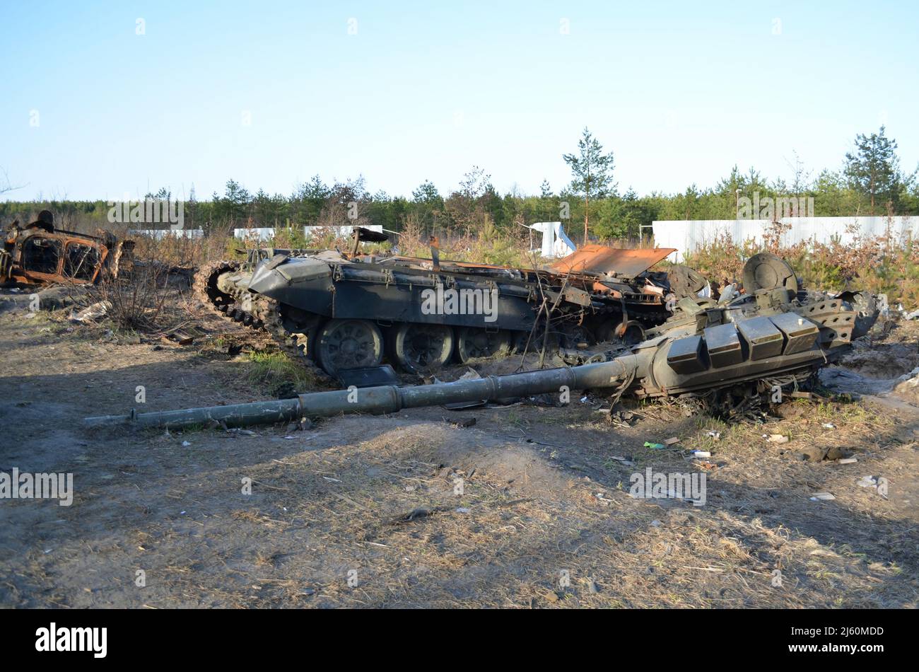 Dmytrivka, regione di Kyiv, Ucraina - 14 aprile 2022: Distrutta l'attrezzatura militare dell'esercito russo a seguito dei contrattacchi delle forze ucraine. Foto Stock