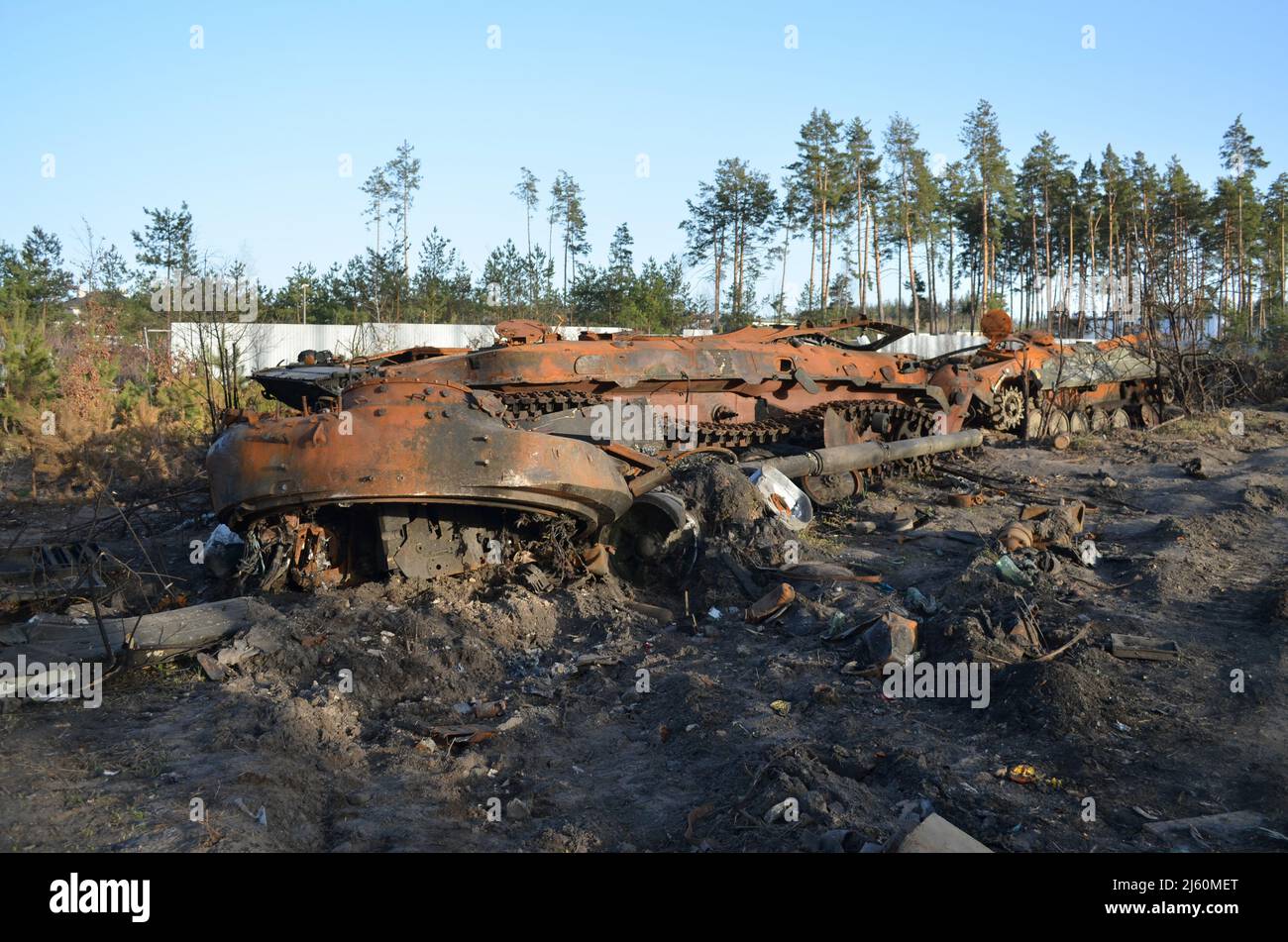 Dmytrivka, regione di Kyiv, Ucraina - 14 aprile 2022: Distrutta l'attrezzatura militare dell'esercito russo a seguito dei contrattacchi delle forze ucraine. Foto Stock