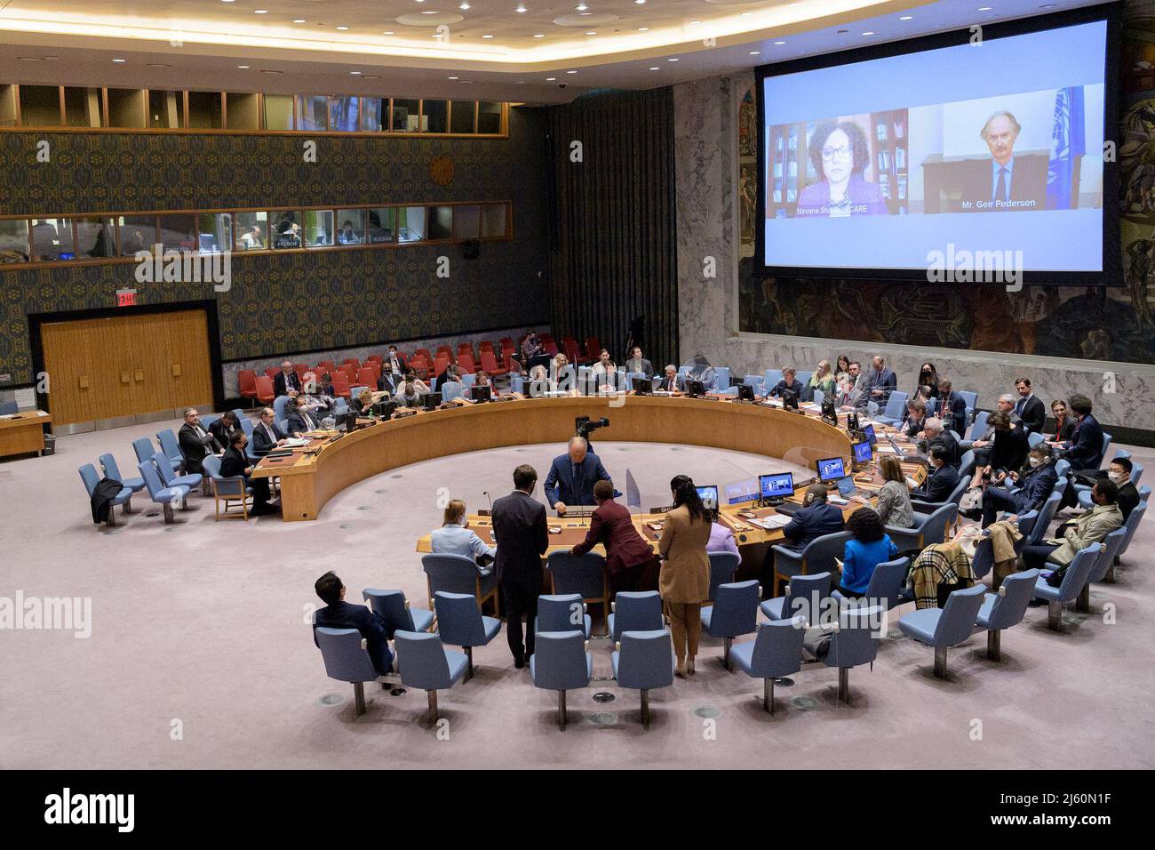 (220426) -- NAZIONI UNITE, 26 aprile 2022 (Xinhua) -- l'inviato speciale delle Nazioni Unite per la Siria Geir Pedersen (R, sullo schermo) parla tramite un collegamento video durante una riunione del Consiglio di sicurezza sulla situazione in Siria, presso la sede delle Nazioni Unite a New York, il 26 aprile 2022. Geir Pedersen ha avvertito martedì che la crisi siriana non dovrebbe essere trascurata nonostante la sua assenza dai giornali. (Manuel Elias/un Photo/Handout via Xinhua) Foto Stock