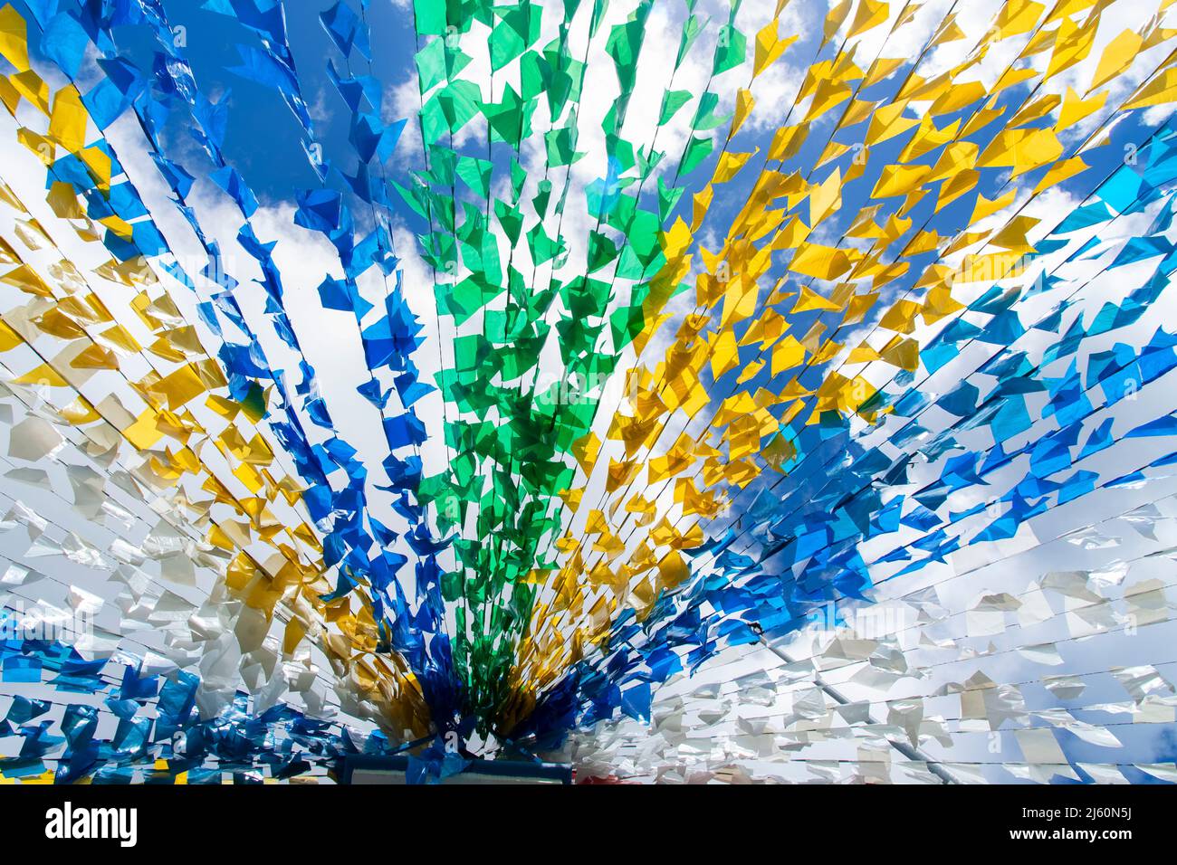 Vista di una piazza decorata per la Festa Junina de Sao Joao nella città di Taperoa in Bahia, Brasile. Foto Stock