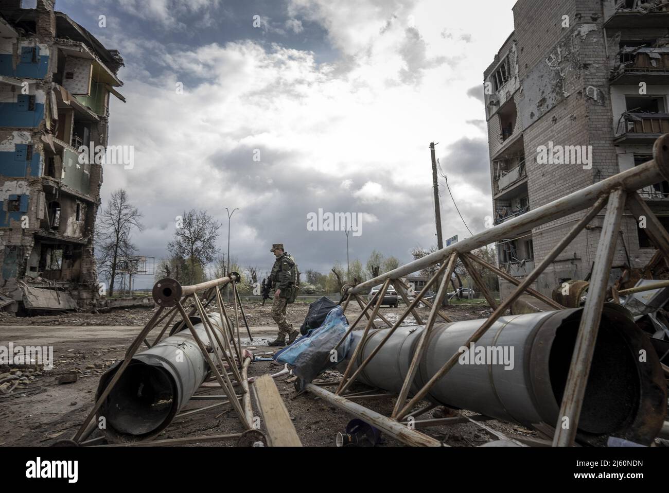 Borodyanka, Ucraina. 26th Apr 2022. Un membro del Servizio Segreto ucraino attraversa un quartiere distrutto dai missili russi, in anticipo di una visita del primo ministro rumeno Nicolae Ciuca a Borodyanka, Ucraina, martedì 26 aprile 2022. Il Segretario di Stato degli Stati Uniti Antony Blinken ha detto al Congresso martedì che l'amministrazione Biden non ha visto alcuna prova che il presidente russo Vladimir Putin intende porre fine alla guerra in Ucraina attraverso sforzi diplomatici. Foto di Ken Cedeno/UPI Credit: UPI/Alamy Live News Foto Stock