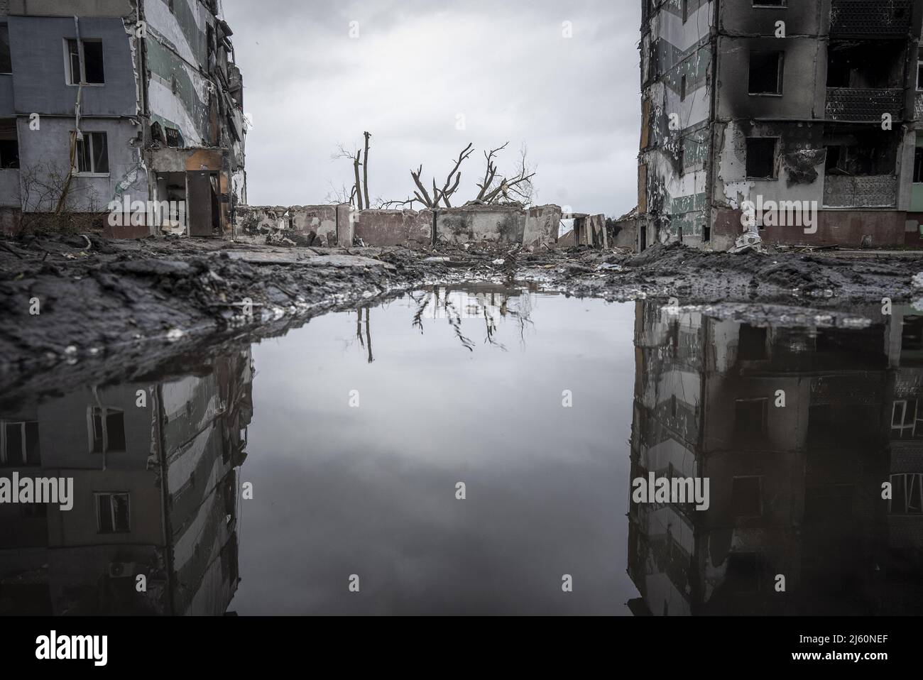 Borodyanka, Ucraina. 26th Apr 2022. La visione di un quartiere distrutto dai missili russi, a Borodyanka, Ucraina, martedì 26 aprile, 2022. Il Segretario di Stato degli Stati Uniti Antony Blinken ha detto al Congresso martedì che l'amministrazione Biden non ha visto alcuna prova che il presidente russo Vladimir Putin intende porre fine alla guerra in Ucraina attraverso gli sforzi diplomatici. Foto di Ken Cedeno/UPI Credit: UPI/Alamy Live News Foto Stock