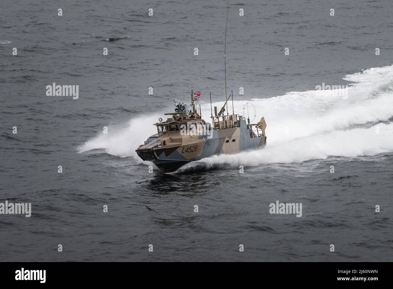 220411-N-MZ836-1193 Tromsø, Norvegia (11 aprile 2022) - una pattuglia norvegese opera nelle vicinanze della nave d'assalto anfibio di classe Wasp USS Kearsarge (LHD 3) durante un'evoluzione del mare e dell'ancora il 11 aprile 2022. Kearsarge, nave di bandiera del team ARG-MEU di Kearsarge, è in fase di dispiegamento programmato sotto il comando e il controllo della Task Force 61/2 mentre opera nella Sesta flotta degli Stati Uniti a sostegno degli interessi degli Stati Uniti, degli alleati e dei partner in Europa e Africa. (STATI UNITI Foto Navy di Mass Communication Specialist 3rd Classe Jesse Schwab) Foto Stock