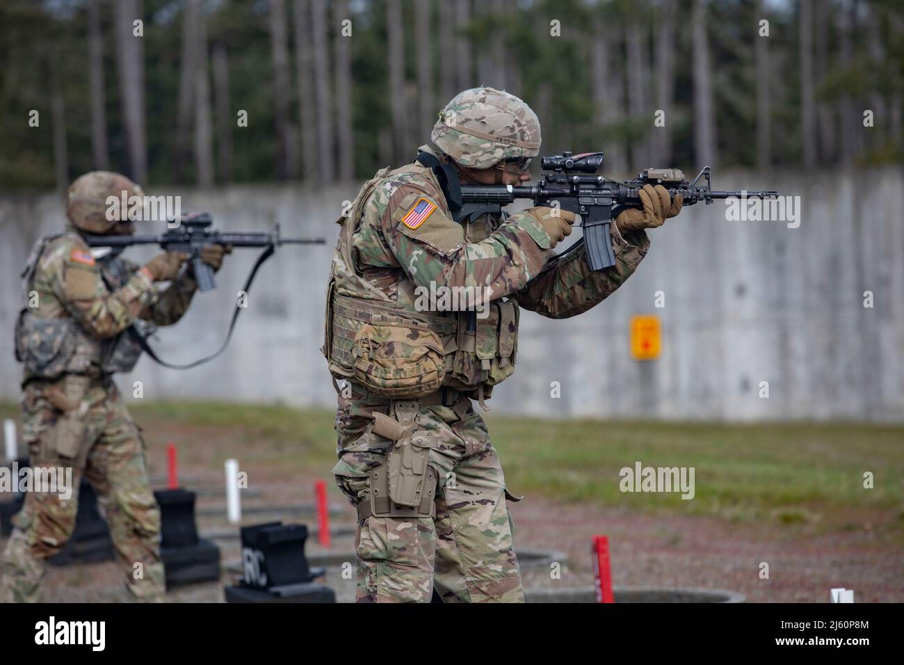 Un soldato assegnato a 2nd Infanttry Division spara alla gamma di Bayonet Blitz durante il miglior concorso di Guerrieri 7ID alla Joint base Lewis-McChord, Washington, 21 aprile 2022. Il concorso di tre giorni si è svolto per riconoscere il miglior soldato e non commissionato ufficiale della divisione attraverso vari test tra cui una marcia in ruck, un corso di ostacoli, la navigazione terrestre, R2 test di performance e un bordo. (STATI UNITI Foto dell'esercito dello staff Sgt. ShaTyra Reed) Foto Stock