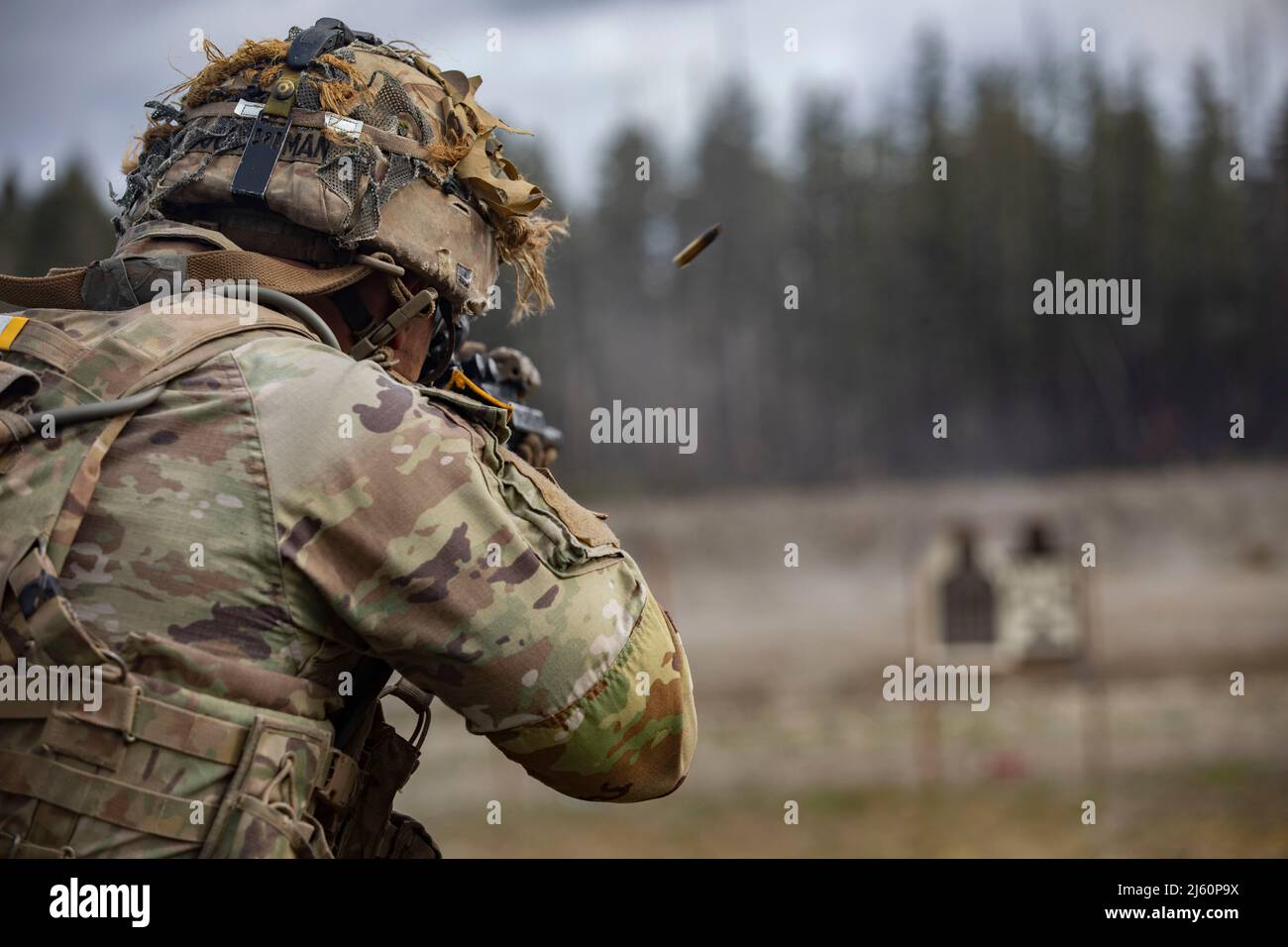 Un soldato assegnato a 2nd Infanttry Division spara alla gamma di Bayonet Blitz durante il miglior concorso di Guerrieri 7ID alla Joint base Lewis-McChord, Washington, 21 aprile 2022. Il concorso di tre giorni si è svolto per riconoscere il miglior soldato e non commissionato ufficiale della divisione attraverso vari test tra cui una marcia in ruck, un corso di ostacoli, la navigazione terrestre, R2 test di performance e un bordo. (STATI UNITI Foto dell'esercito dello staff Sgt. ShaTyra Reed) Foto Stock