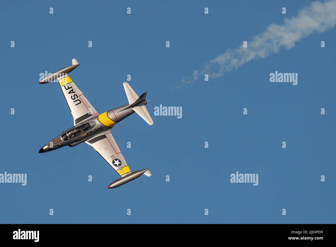 Una T-33 Shooting Star di Acemaker Airshows esegue una dimostrazione aerea sul fiume Ohio nel centro di Louisville, Ky., 23 aprile 2022 come parte del Thunder Over Louisville Air Show. L’evento di quest’anno ha celebrato il 75th° anniversario dell’aviazione militare statunitense. (STATI UNITI Air National Guard foto di Dale Greer) Foto Stock