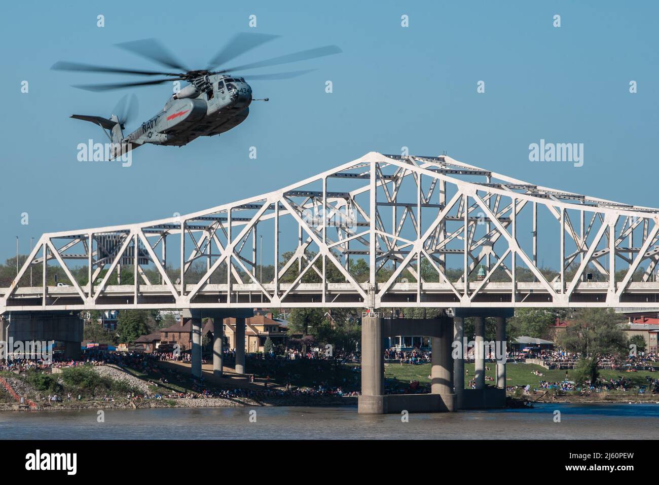 Un US Navy CH-53 Sea Stallion da Helicopter Mine Countermeasures Squadron 14 alla Naval Air Station Norfolk, Va., esegue una dimostrazione aerea sul fiume Ohio nel centro di Louisville, Ky., 23 aprile 2022 come parte del Thunder Over Louisville Air show. L’evento di quest’anno ha celebrato il 75th° anniversario dell’aviazione militare statunitense. (STATI UNITI Air National Guard foto di Dale Greer) Foto Stock