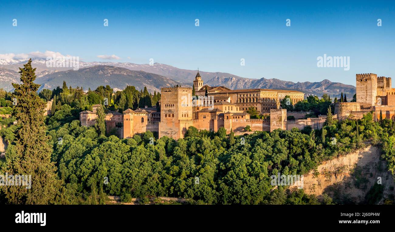 Splendida vista sull'Alhambra da El Mirador de San Nicolas, Granada, Andalusia, Spagna Foto Stock