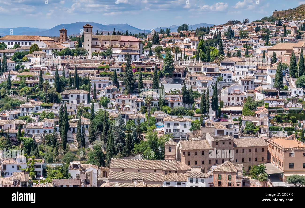 Vista della città di Granada dall'interno del palazzo dell'Alhambra. Granada, Spagna. Foto Stock