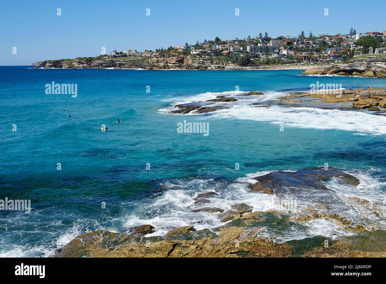 Surfisti che cavalcano le onde a Tamarama Beach, sulla costa orientale di Sydney, nuovo Galles del Sud, Australia Foto Stock