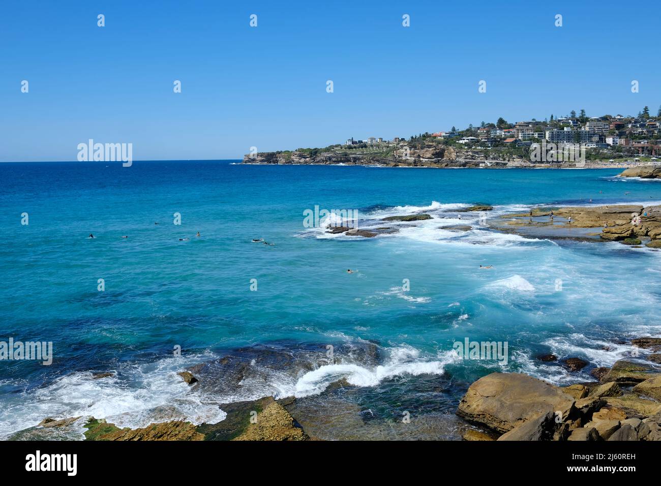 Surfisti che cavalcano le onde a Tamarama Beach, sulla costa orientale di Sydney, nuovo Galles del Sud, Australia Foto Stock