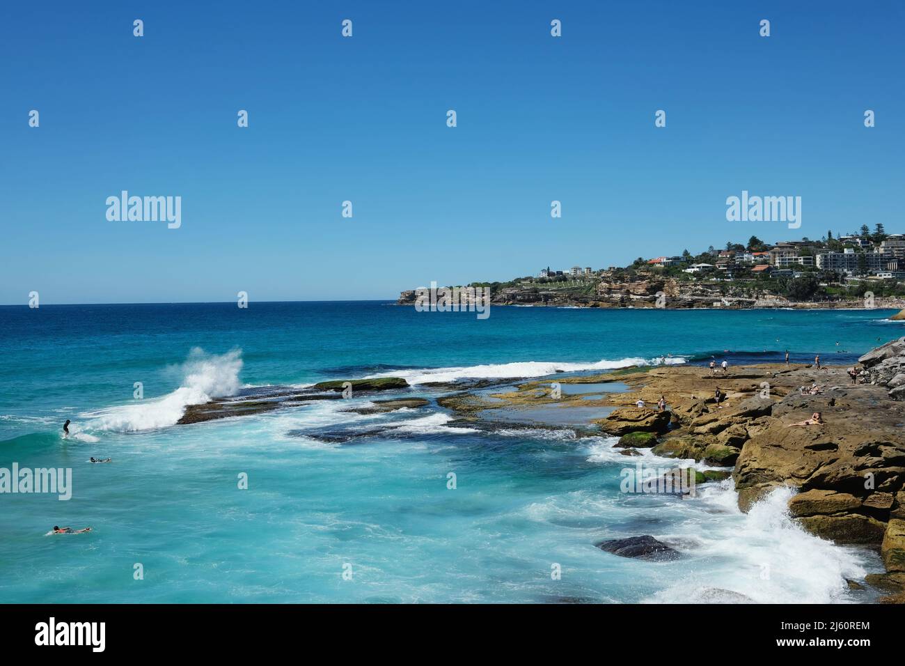 Surfisti che cavalcano le onde a Tamarama Beach, sulla costa orientale di Sydney, nuovo Galles del Sud, Australia Foto Stock