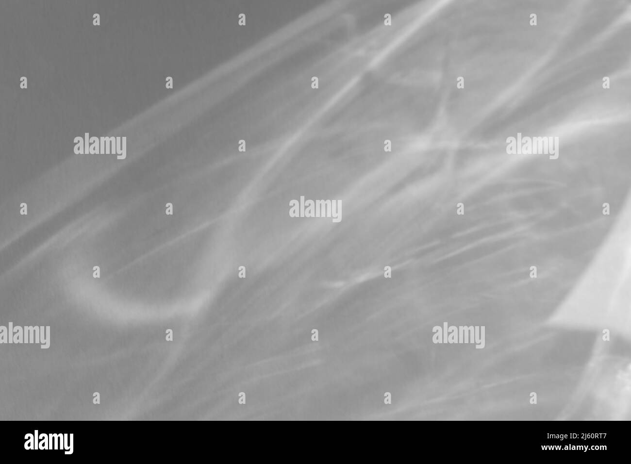 Effetto caustico rifrazione della luce sulla parete bianca sovrapposizione foto mockup, raggi solari sfocati rifrazione attraverso il prisma di vetro con ombra. Astratto naturale Foto Stock