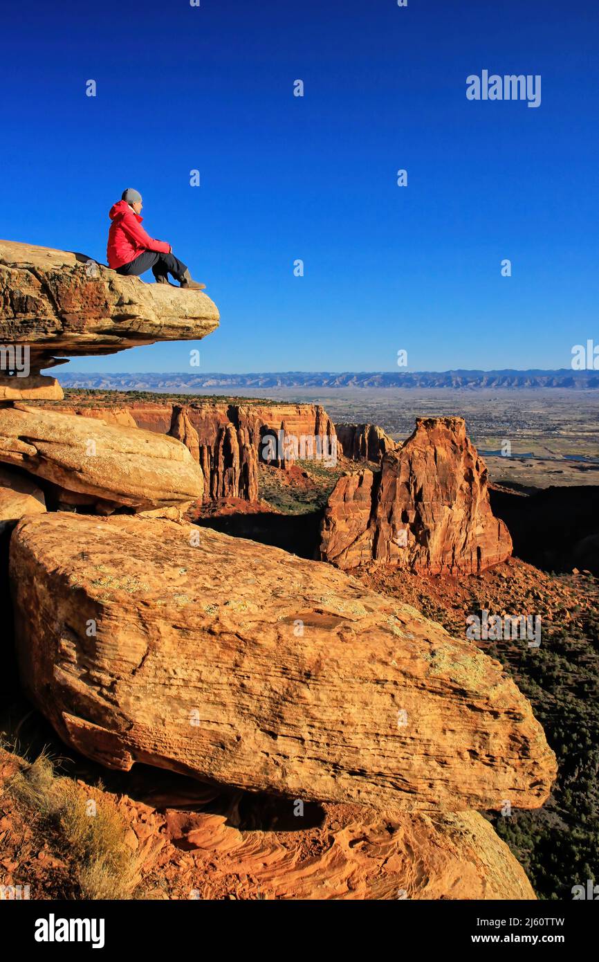 Escursionista che si injoia della vista del Monument Canyon, Colorado National Monument, Grand Junction, USA Foto Stock