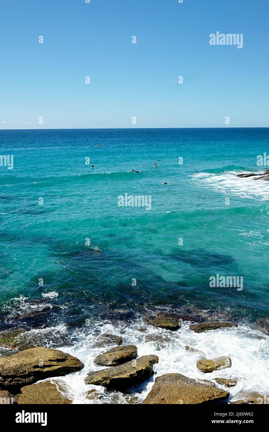 Surfisti che cavalcano le onde a Tamarama Beach, sulla costa orientale di Sydney, nuovo Galles del Sud, Australia Foto Stock