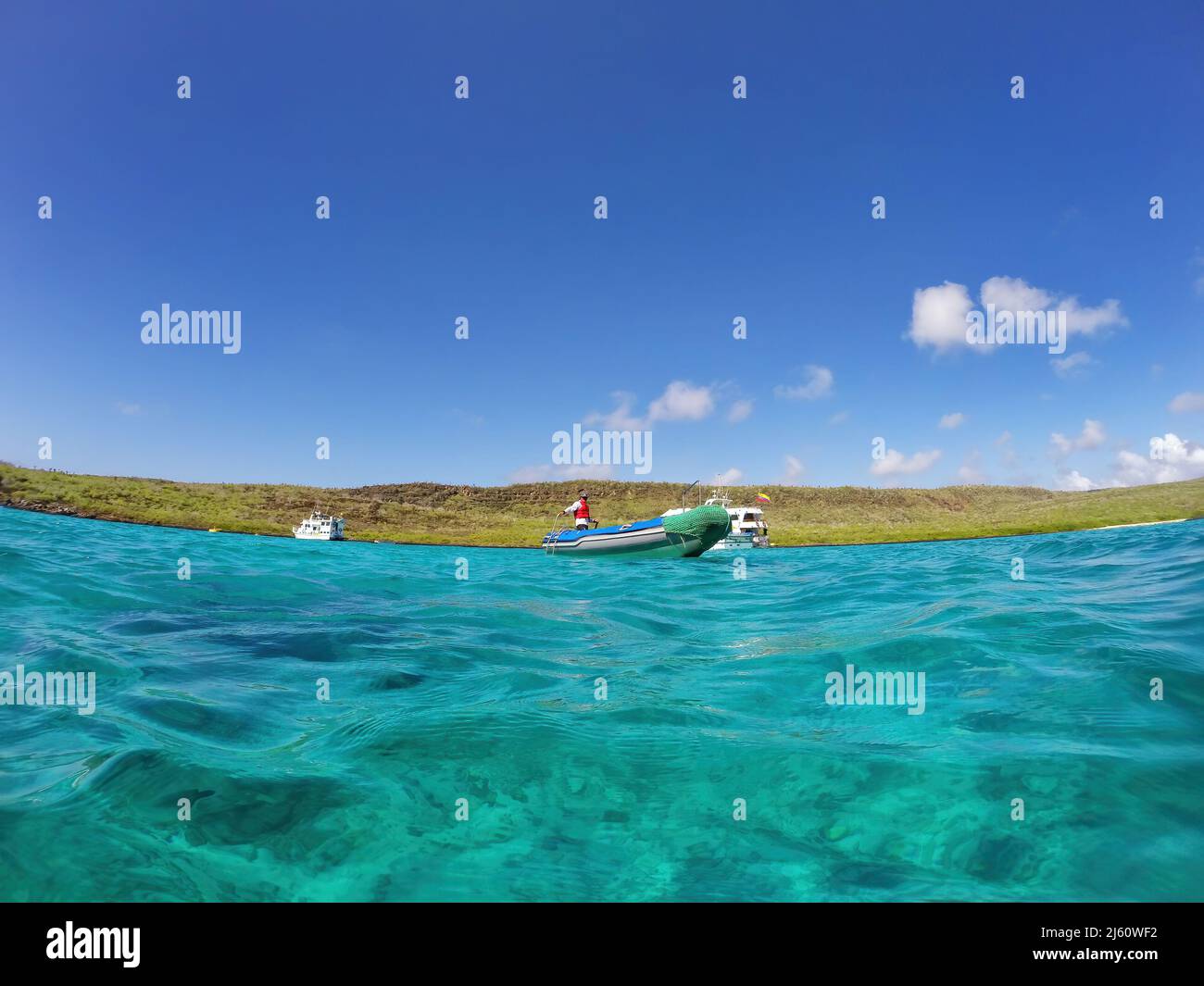 Barche turistiche ancorate vicino a Santa Fe Island, Galapagos National Park, Ecuador. Più della metà dei visitatori di Galapagos hanno fatto i loro tour con le barche. Foto Stock